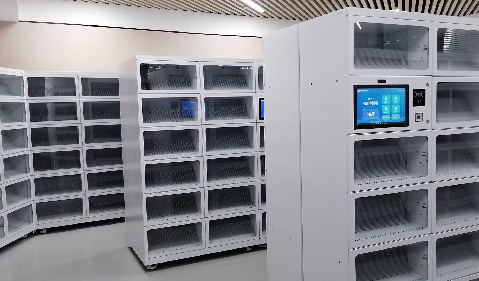 法院智能中間柜解鎖“無紙化”辦案新模式